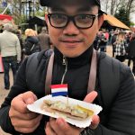 Makan ikan herring mentah